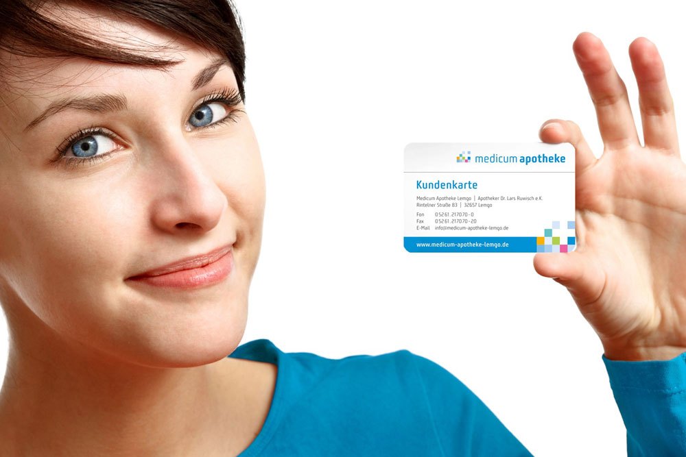 Bild - Person mit Kundenkarte in der Hand